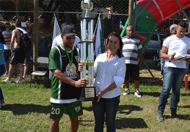 Luzia entrega troféu ao campeão
